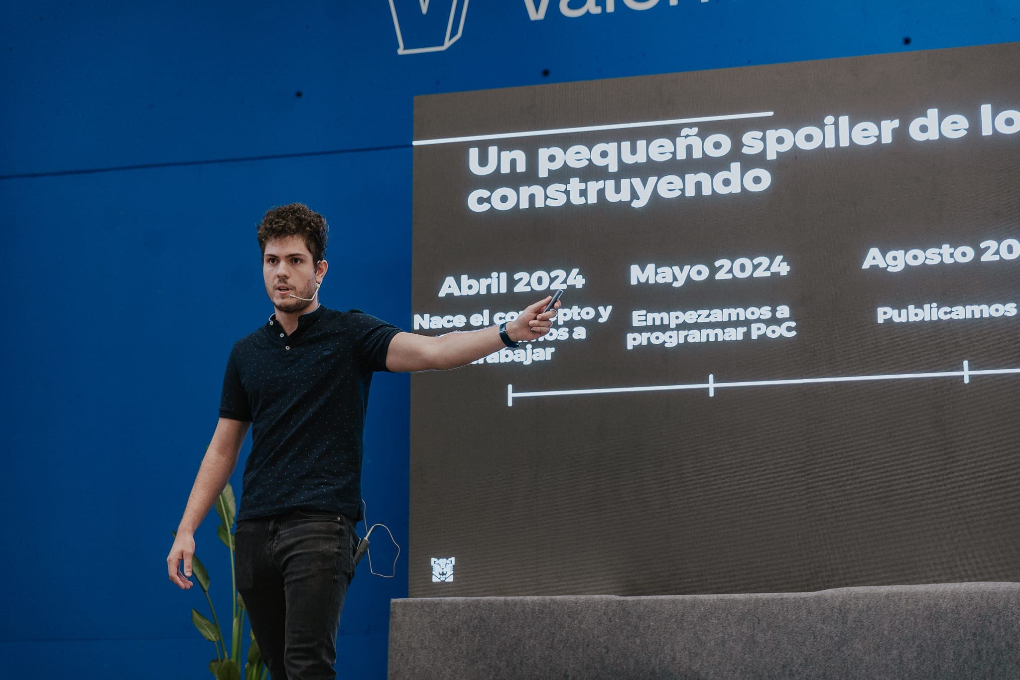 Una foto que me hicieron presentando un proyecto